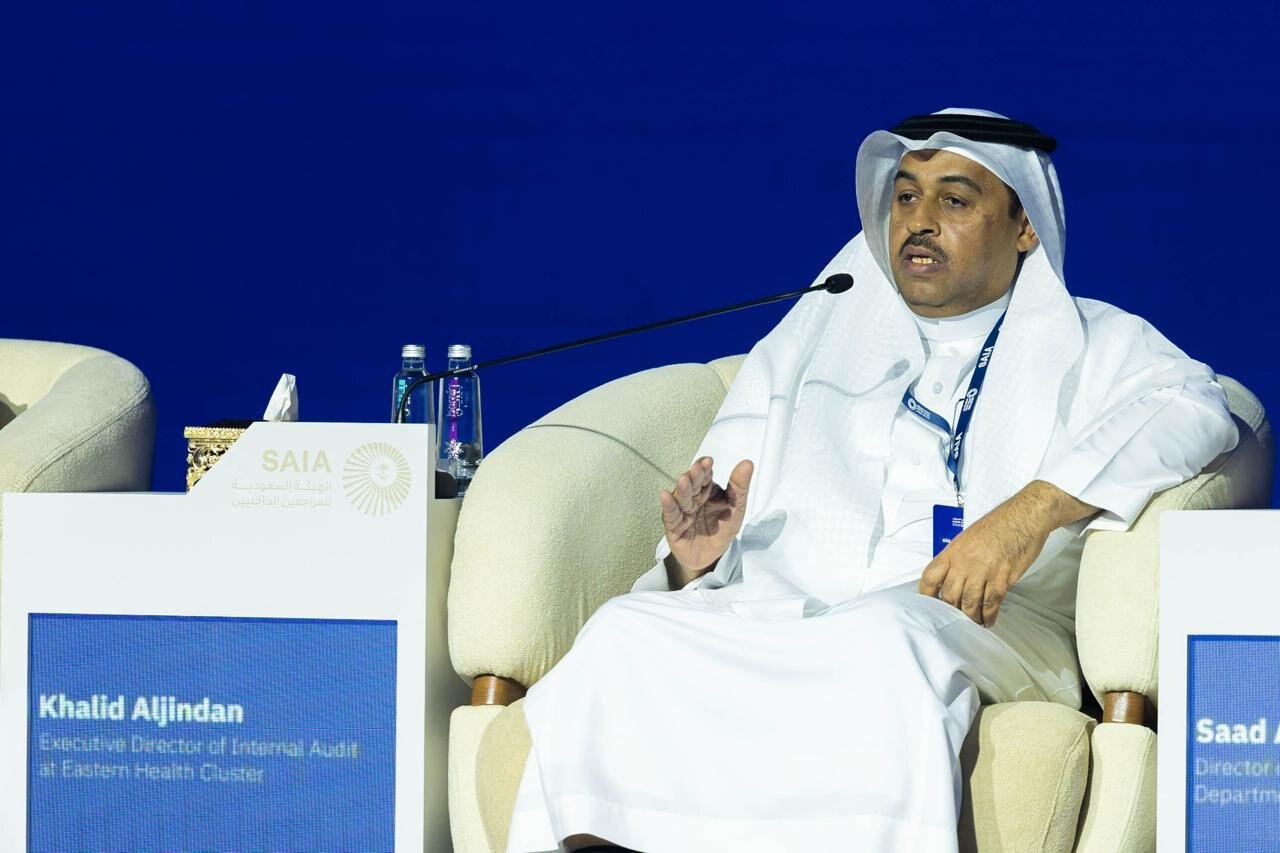 خالد الجندان متحدثًا في جلسة الأخلاقيات في عصر الذكاء الاصطناعي — المؤتمر السنوي للمراجعة الداخلية 2025