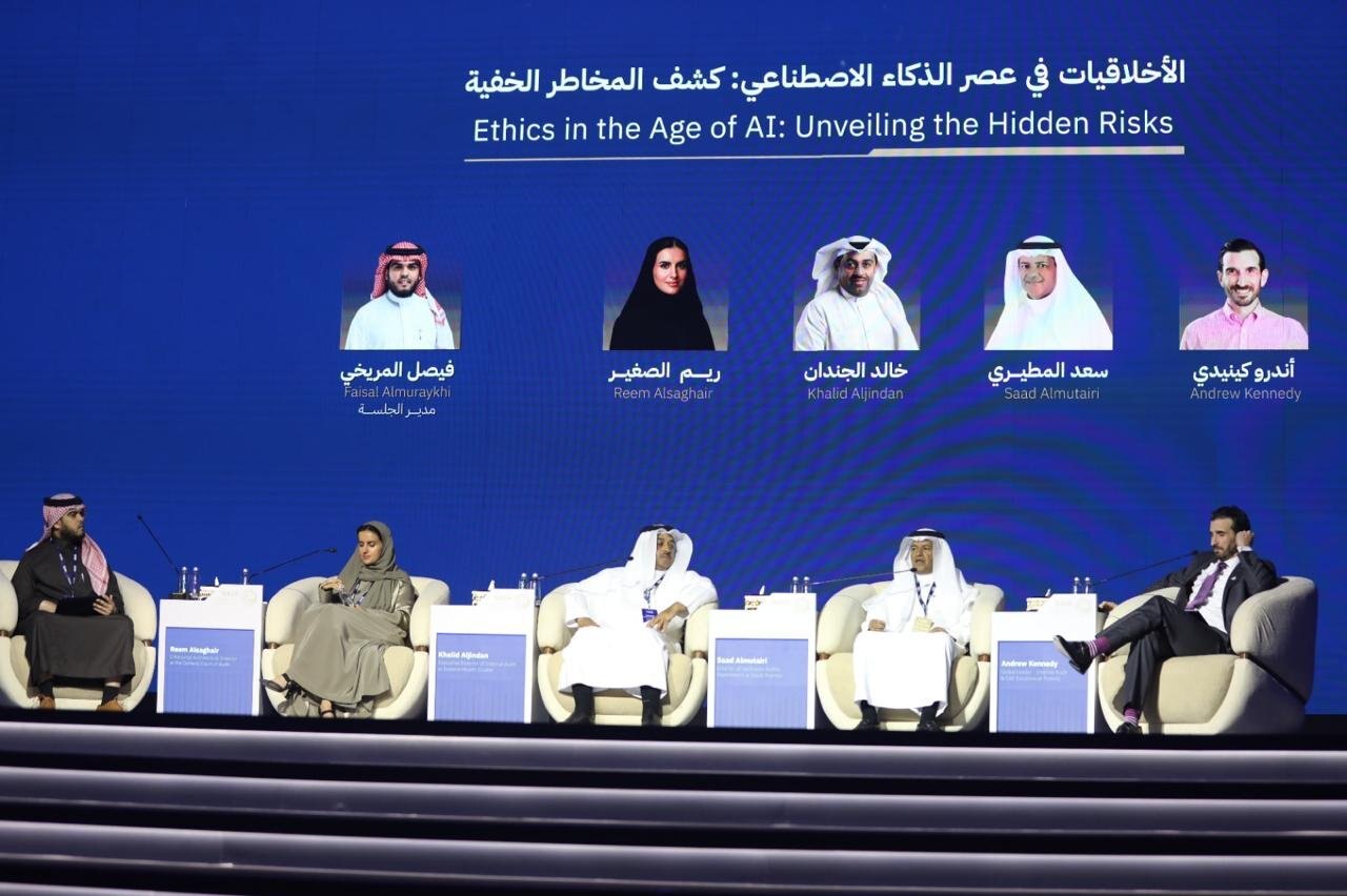 منصة جلسة الأخلاقيات في عصر الذكاء الاصطناعي وتظهر أسماء المتحدثين ومنهم خالد الجندان