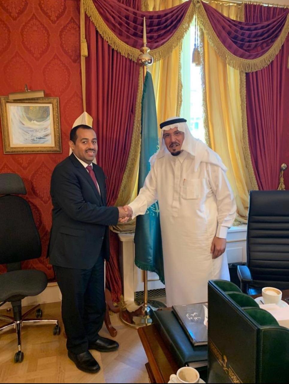 خالد الجندان مصافحًا سمو الأمير منصور بن ناصر آل سعود سفير المملكة لدى سويسرا